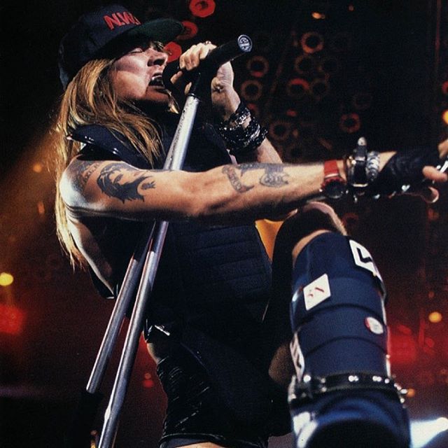 Axl Rose Jadi Vokalis Sementara AC/DC